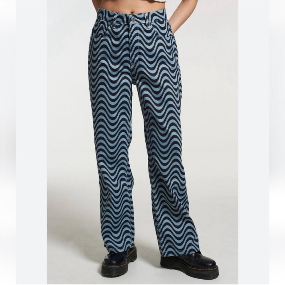 UO The Ragged Priest Wave Print Dad Jeans Womens Size 26 Blue Black Denim New